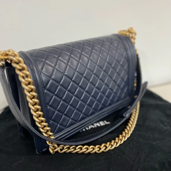 CHANEL Le Boy Medium - Picture 3 of 12